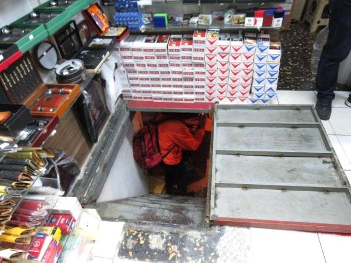 Kadıköy\'de Hediyelik Eşya Dükkanlarına Uyuşturucu Operasyonu