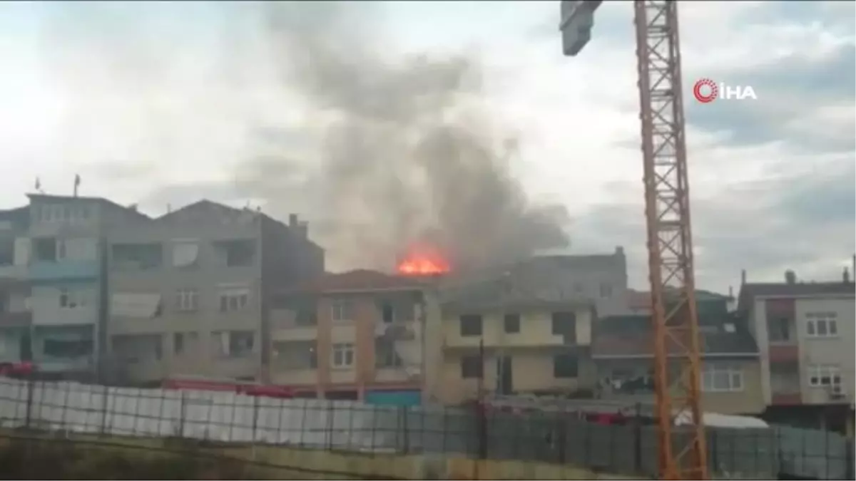 Kadıköy Fikirtepe Dumlupınar Mahallesi\'nde 4 Katlı Binanın Çatısında Yangın Çıktı.