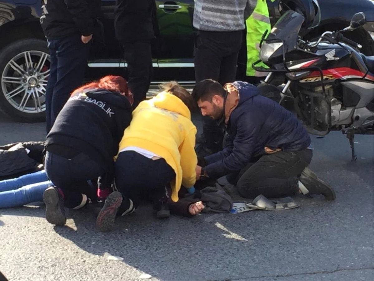 Kaza Yapan Motosikletteki Kadın Otomobilin Camına Uçtu
