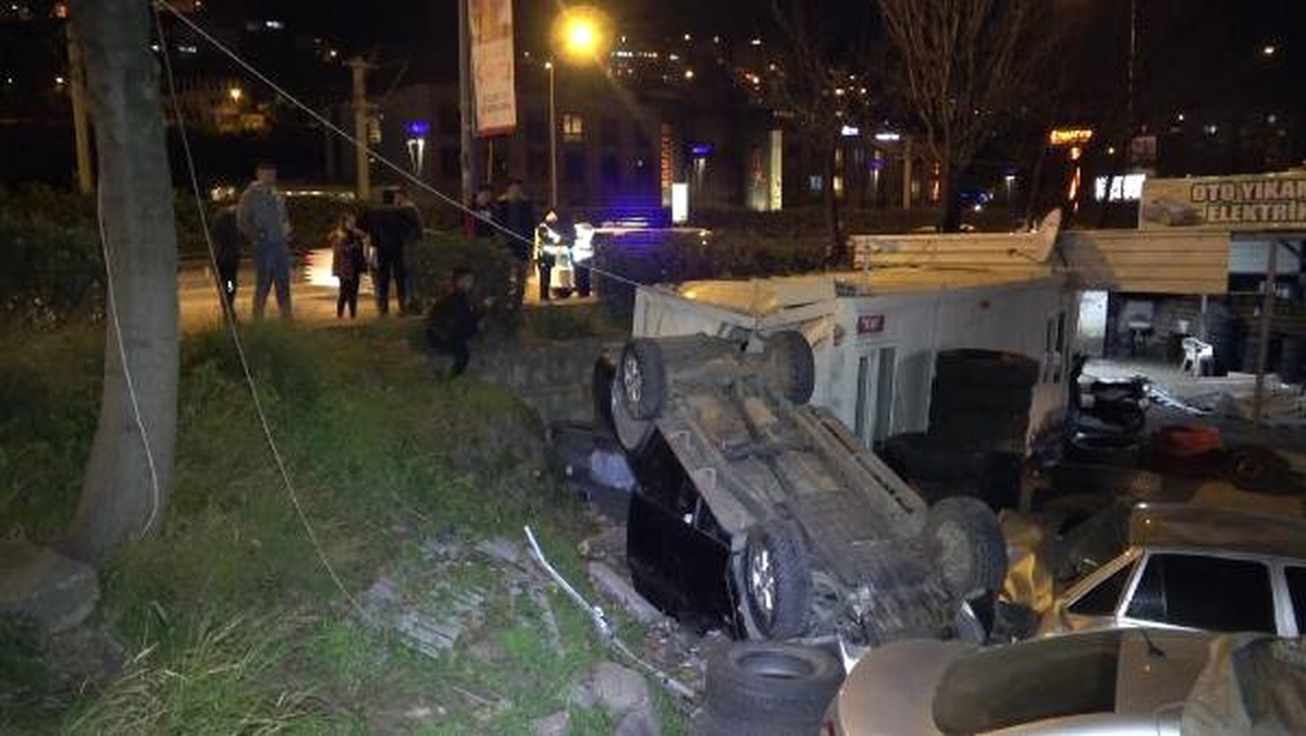 Kazada Kamyonet Otomobilin Üzerine Düştü