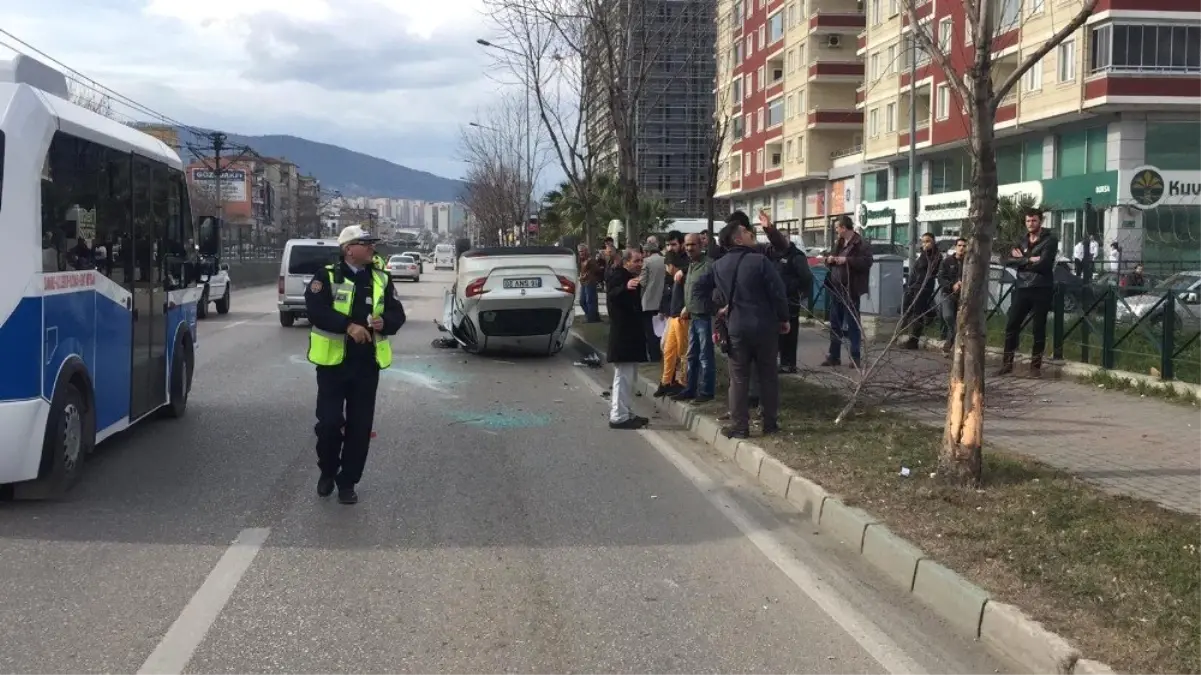 Lastiği Patlayan Araç Önce Ağaca Çarptı, Sonra Takla Attı