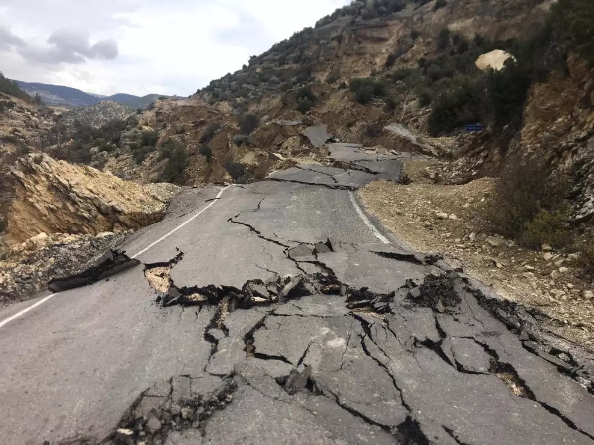 Mersin\'de Heyelan Yol Kapattı