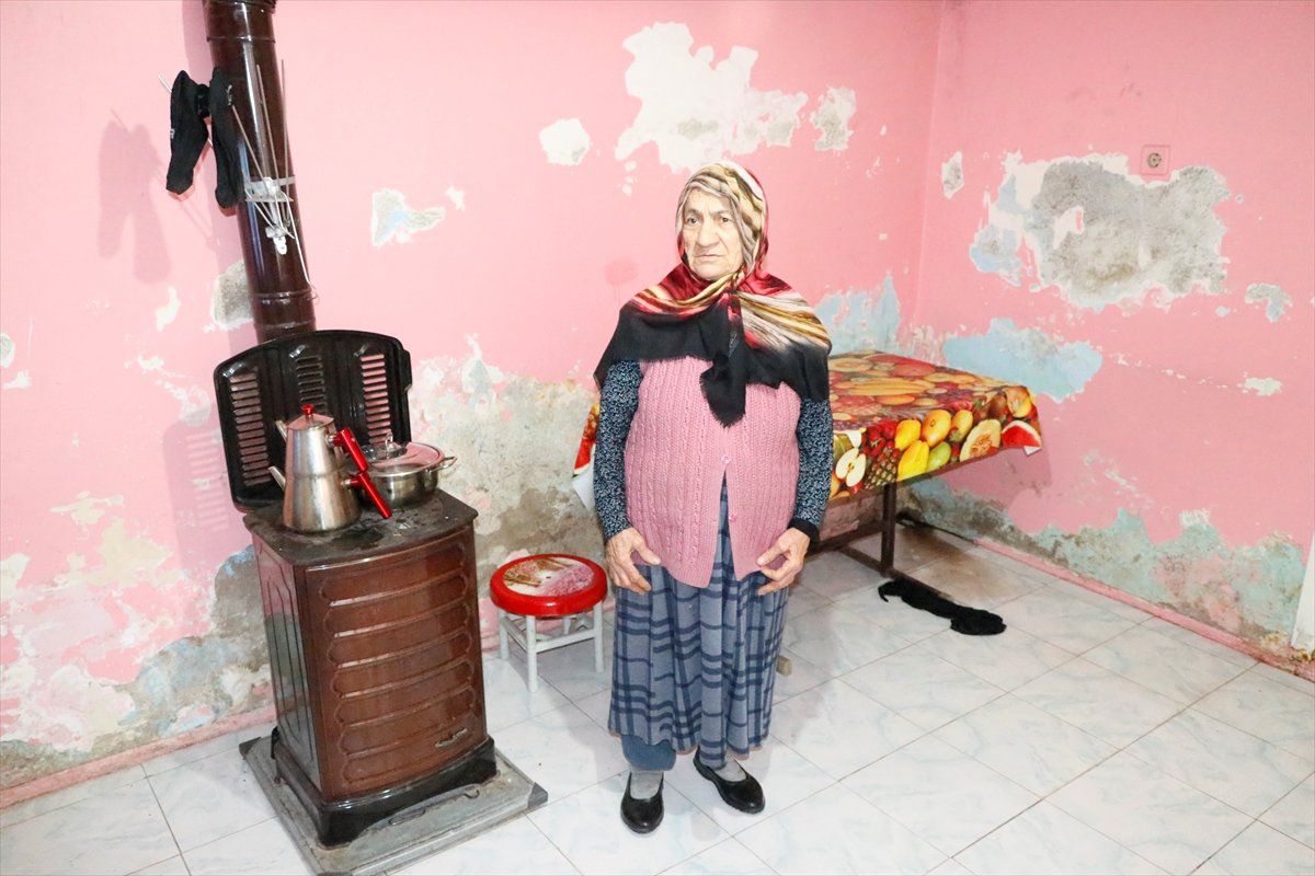 Su Sızdıran Evinde Yaşam Mücadelesi Veriyor