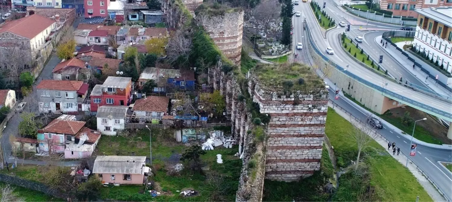 Surların Üzerine Gecekondu