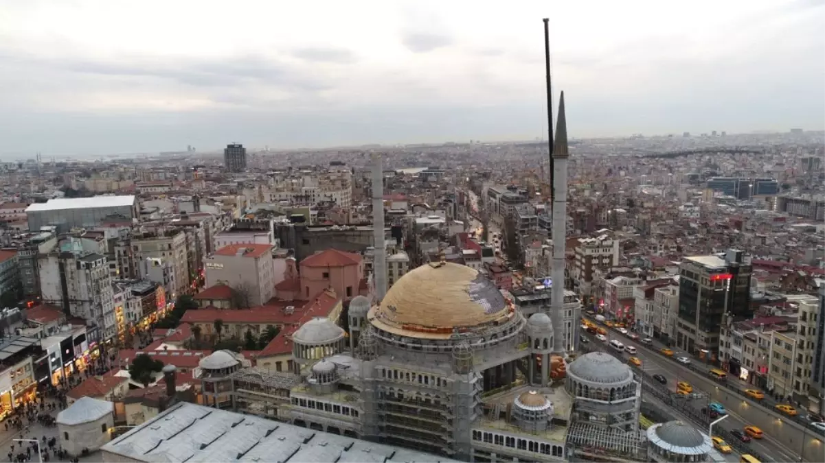 Taksim Camii\'nin Minaresinin Külahı Yerleştirildi