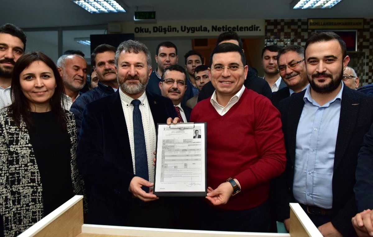 Tütüncü\'nün Coşkulu Adaylık Başvurusu
