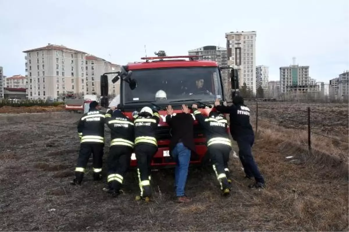 Yangından Dönen İtfaiye Aracı Çamura Saplandı, İş Makinesiyle Kurtarıldı