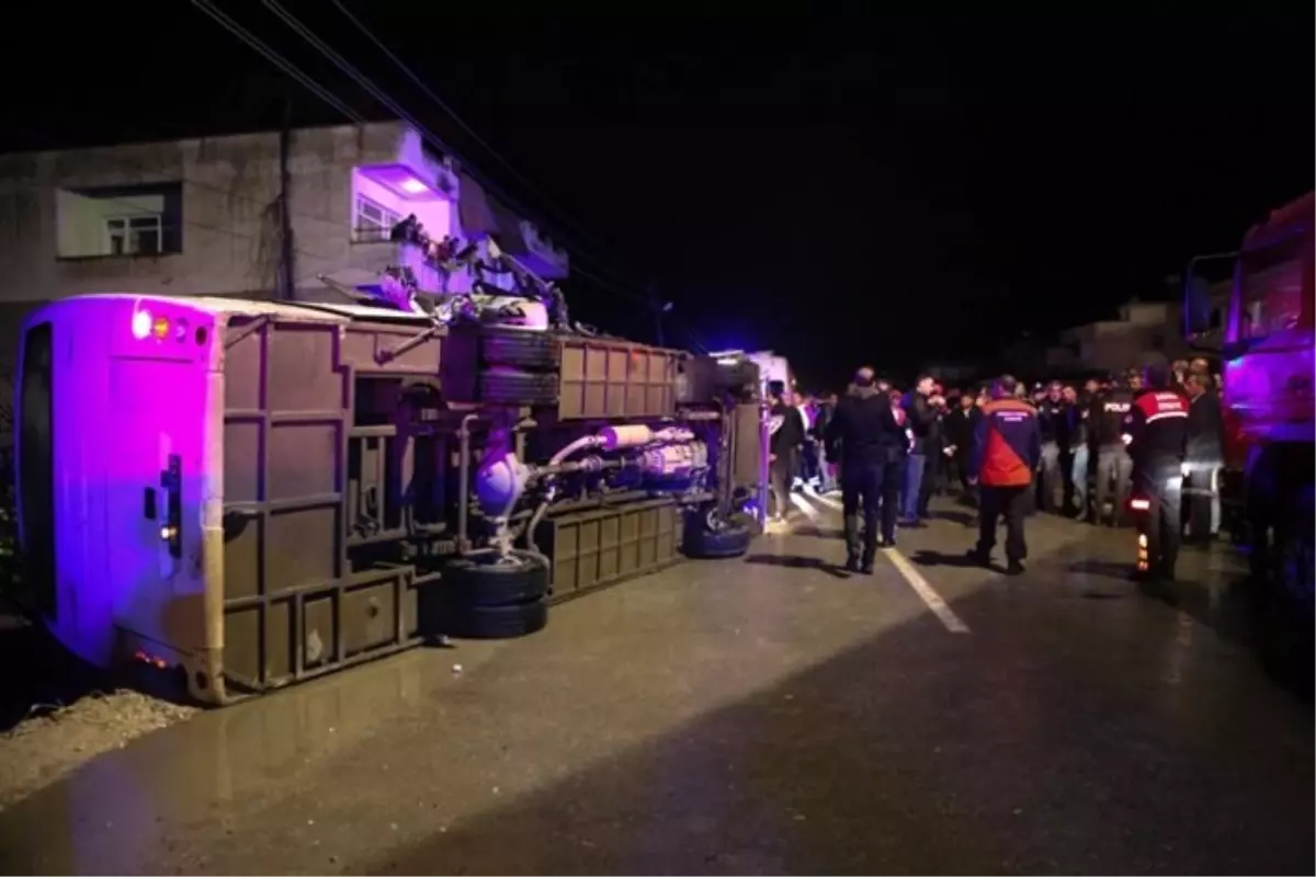 Adana’da midibüs devrildi: 3 ölü, 8 yaralı