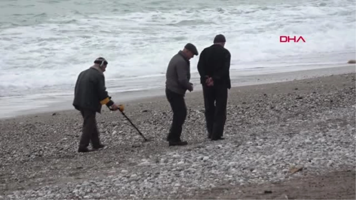 Antalya Fırtınanın Ardından Sahilde Define Taraması