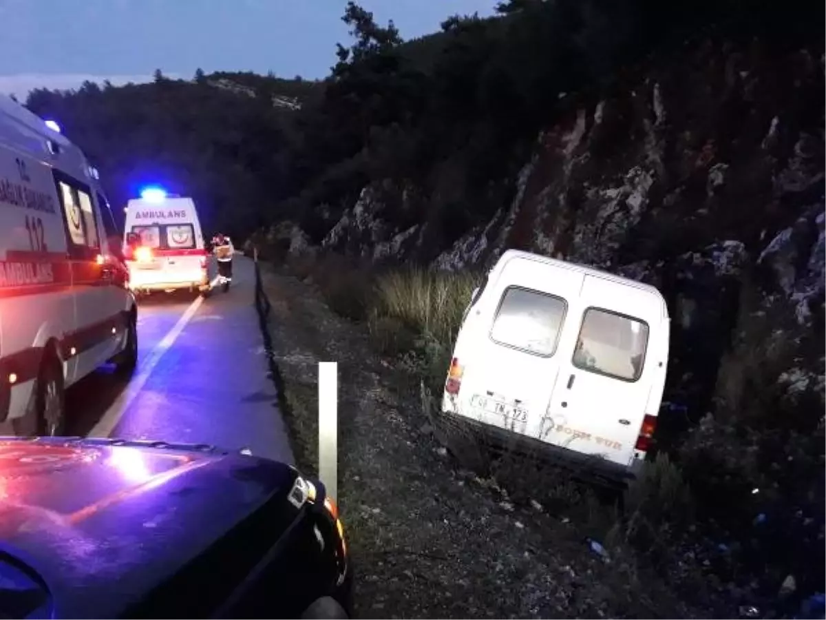 Askeri Personel Taşıyan Minibüs Su Kanalına Düştü: 3 Asker Yaralı