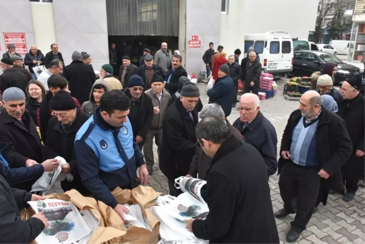 Belediye Pazarda Bez Çanta Dağıttı