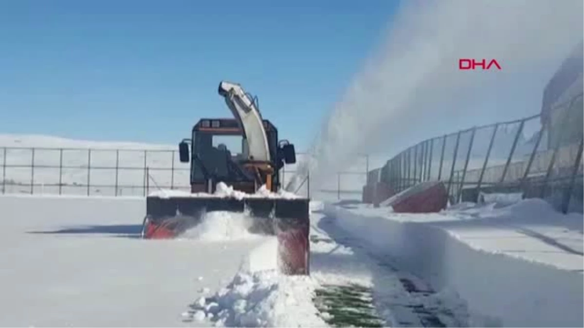 Bingöl Karlıova\'da Sentetik Sahadaki Kar Temizlendi, Sporcular Teşekkür Etti