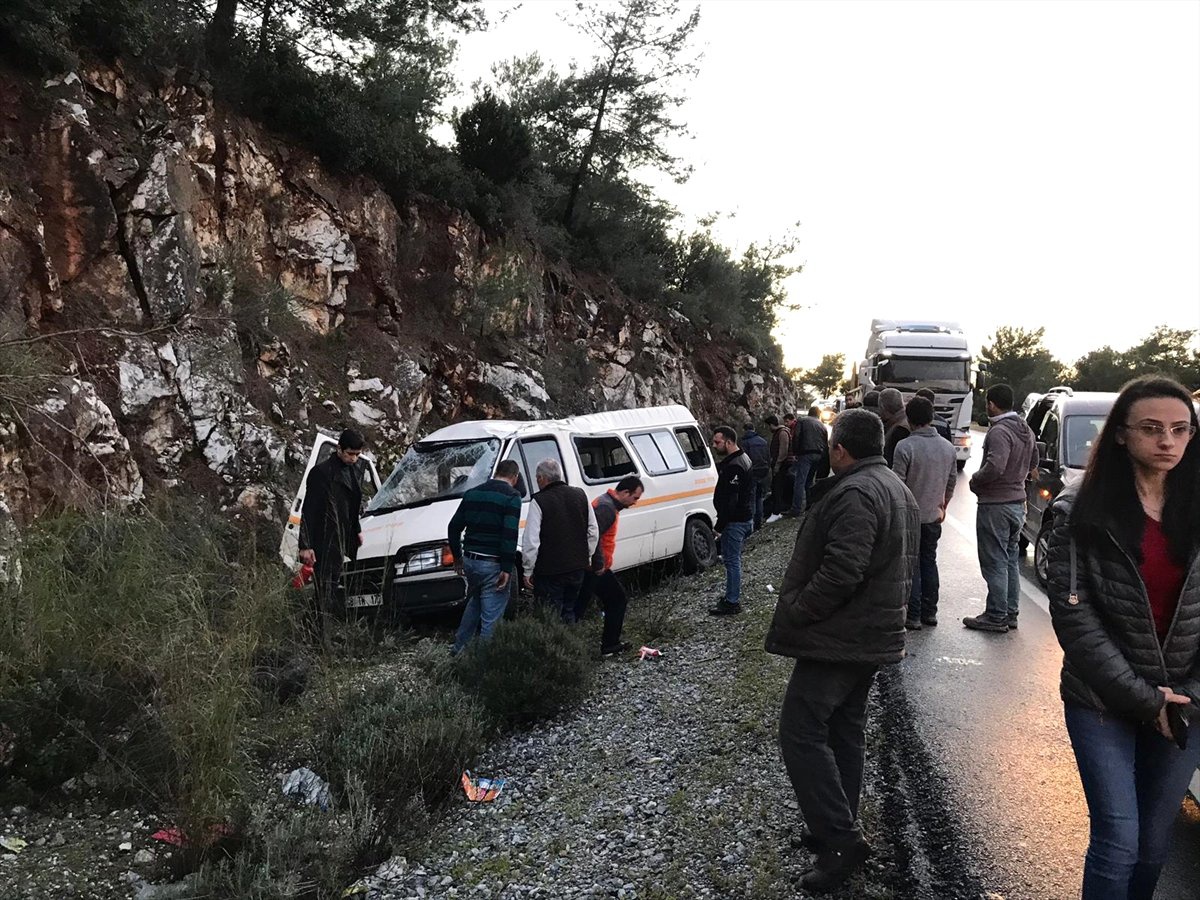 Bodrum\'da Askerleri Taşıyan Minibüs Kayalıklara Çarptı: 3 Yaralı