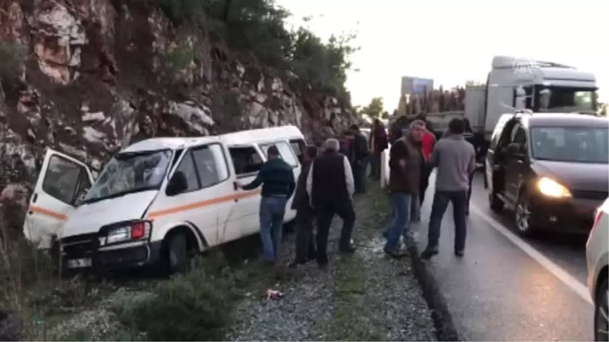 Bodrum\'da Askerleri Taşıyan Minibüs Kayalıklara Çarptı: 3 Yaralı