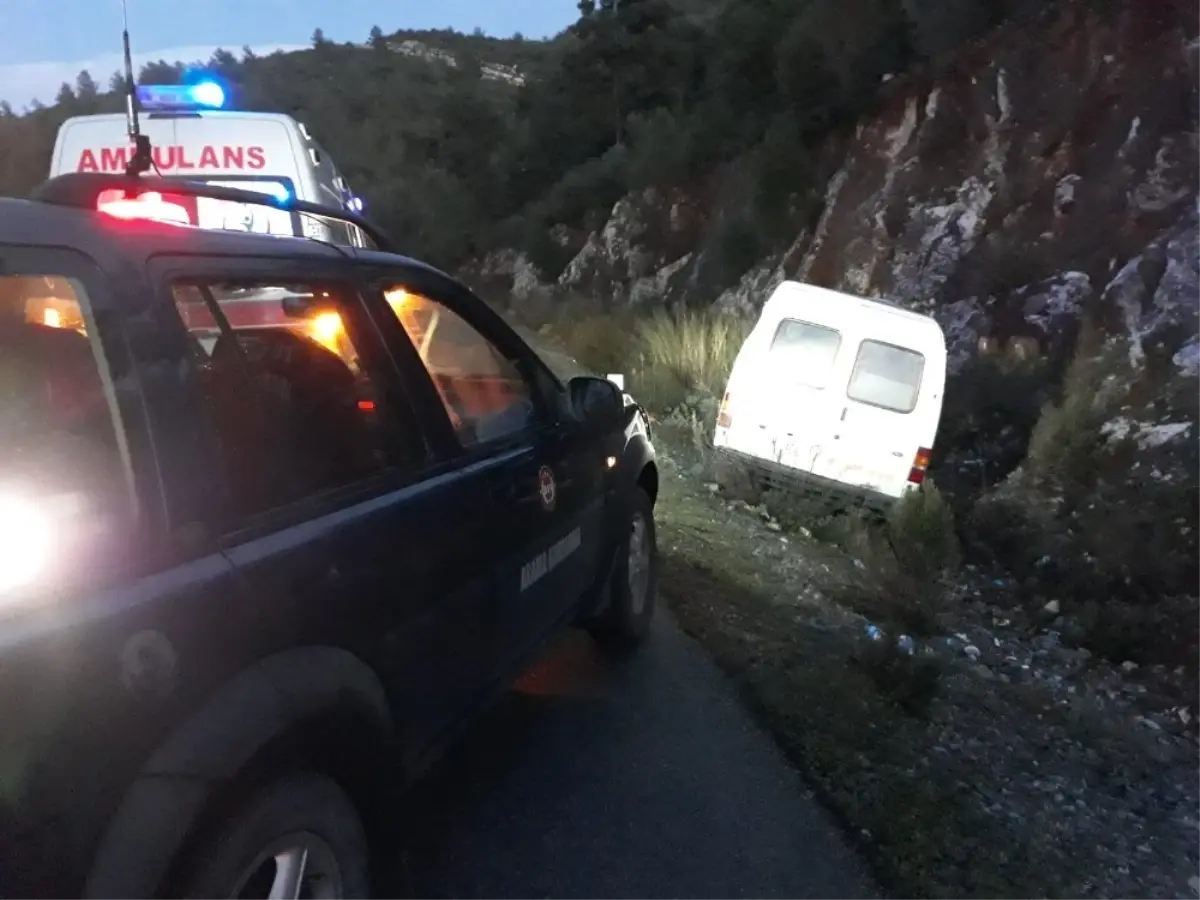 Bodrum\'da Askerleri Taşıyan Minibüs Kaza Yaptı: 3 Yaralı