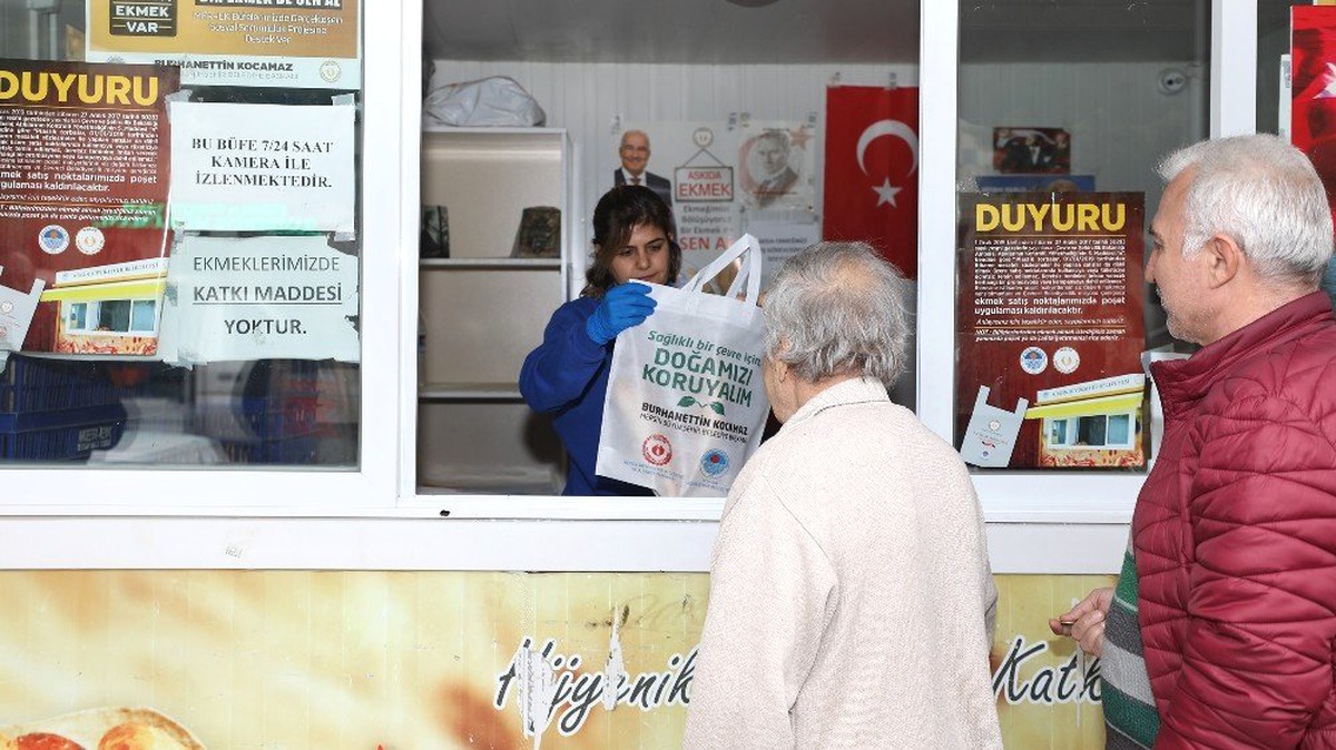 Büyükşehir Belediyesi, Ekmek Büfelerinde Bez Torba Dağıtmaya Başladı