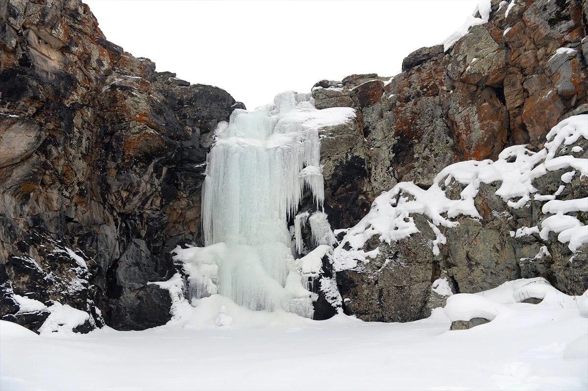 Buz Tutan Şelale ve Gölet Ziyaretçilerini Büyülüyor