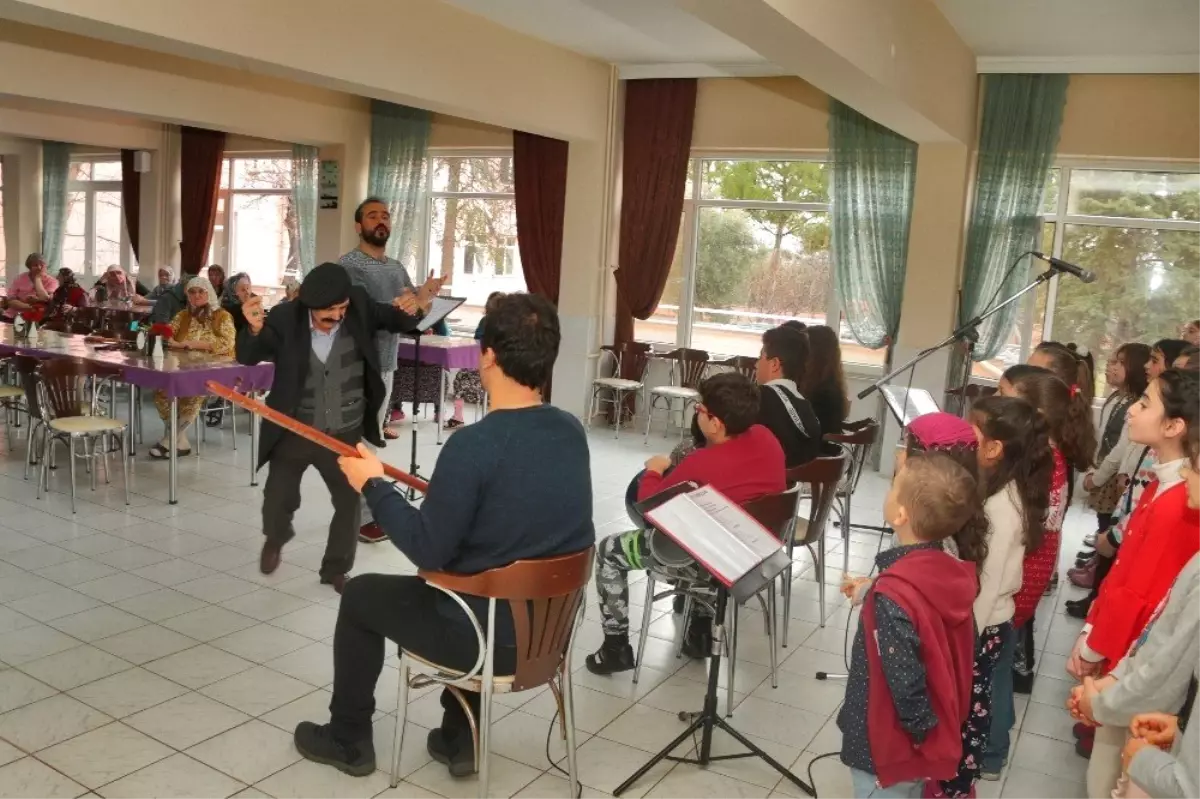 Çocuk Korosundan Huzurevi Sakinlerine Mini Konser