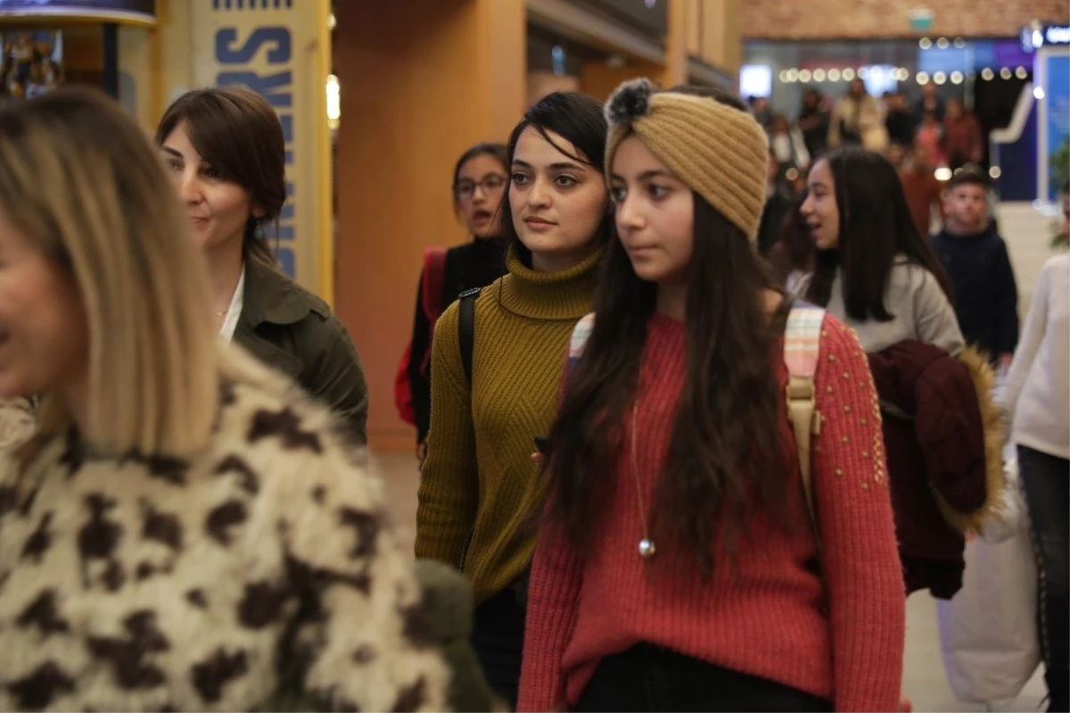 Doğu ve Güneydoğu\'dan Gelen Çocuklar İstanbul\'da Film Seyretti