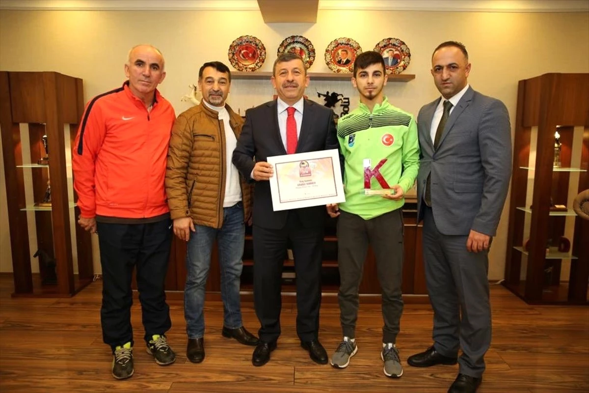 Dünya Şampiyonu Sporcudan Başkan Karabacak\'a Ziyaret