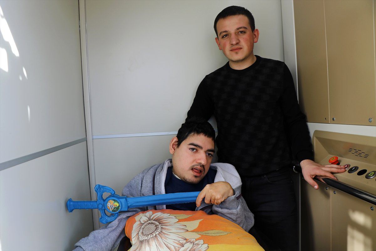 Engelli Genç İçin Özel Asansör