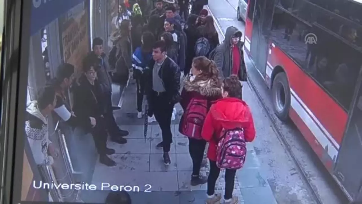 Engelli Genç Tramvay Durağında Darbedildi