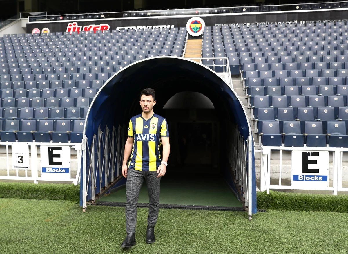 Fenerbahçe\'nin Yeni Transferi Tolgay Arslan, Beşiktaş\'a Veda Etti