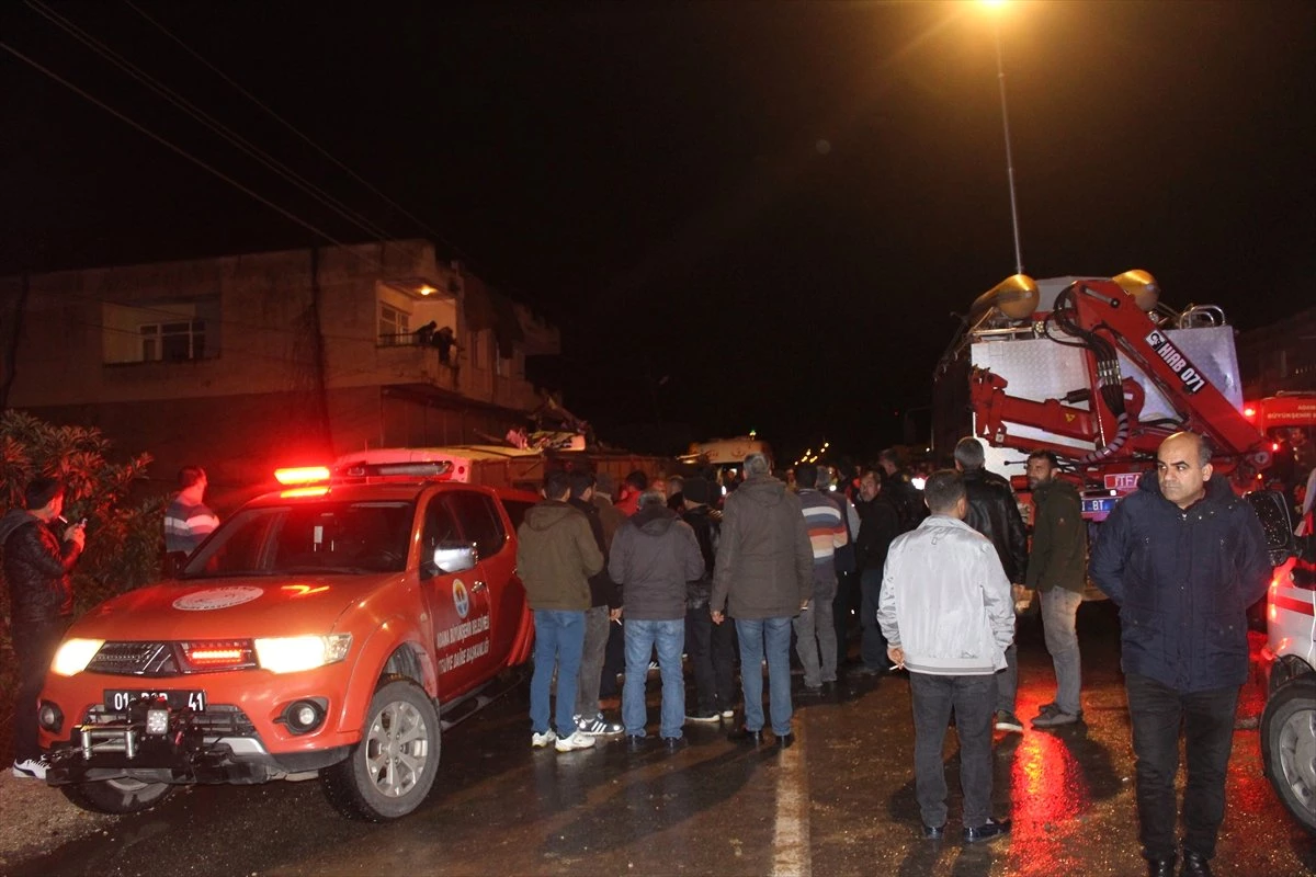 Güncelleme - Adana\'da Asker Uğurlamasına Gidenleri Taşıyan Midibüs Devrildi: 3 Ölü, 20 Yaralı