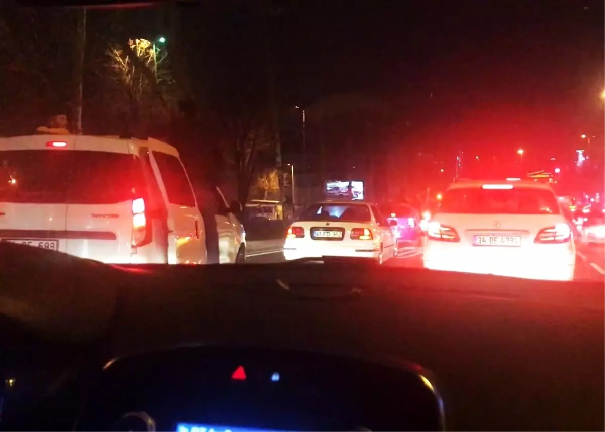 İstanbul\'da Asker Uğurlama Konvoyundaki Gençler Trafiği Tehlikeye Düşürdü