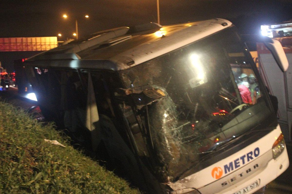 İstanbul\'da Otobüs Devrildi: 2 Ölü 21 Yaralı