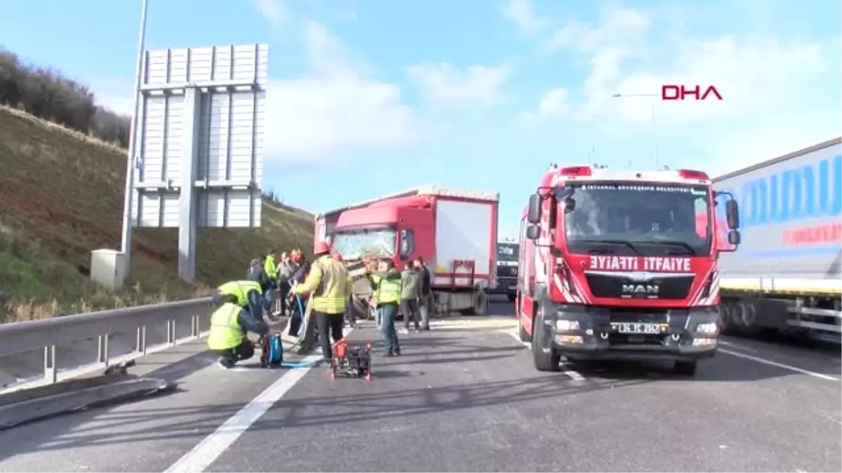 İstanbul Lastiği Patlayan Tır Bariyerlere Çarptı