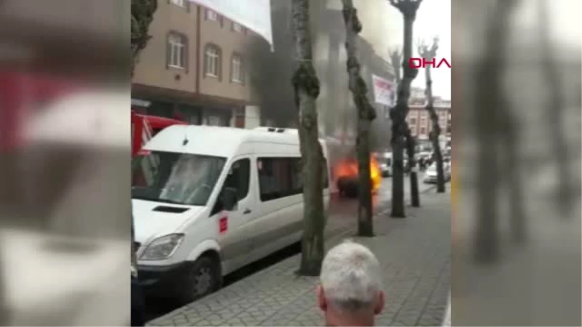 İstanbul- Sultangazi\'de Bir Aracın Alev Alev Yanması Kamerada