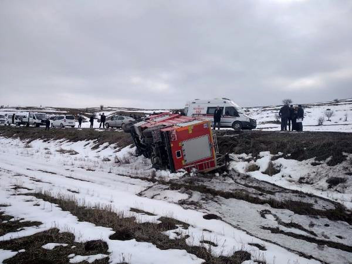 İtfaiye Aracı, Şarampole Devrildi: 2 Yaralı