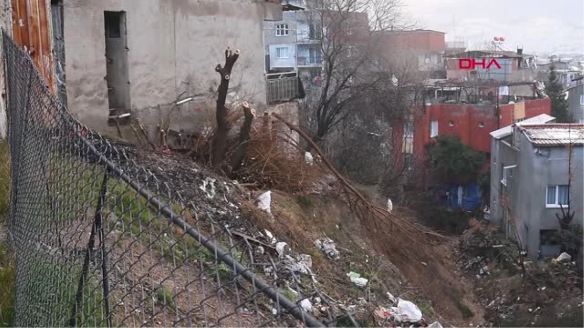 İzmir\'de, Heyelan Nedeniyle Bir Ev Tahliye Edildi