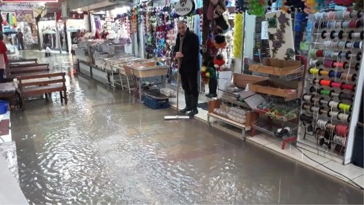 İzmir\'de Kemeraltı Çarşısı\'ndaki İş Yerlerini Su Bastı