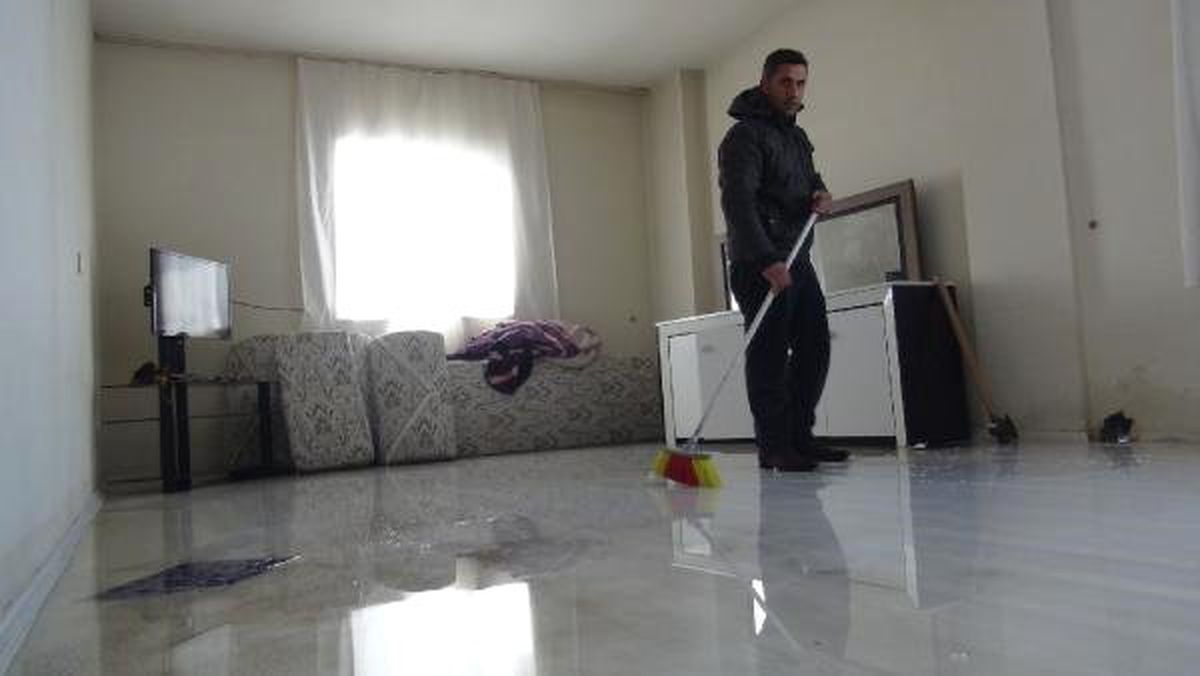 Karlar Eridi, Evi Su Bastı