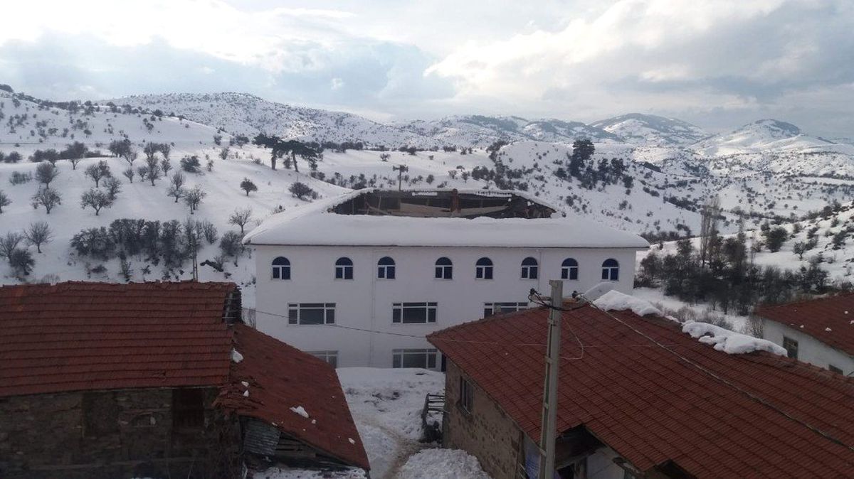Kızılcahamam\'da Cami Çatısı Çöktü