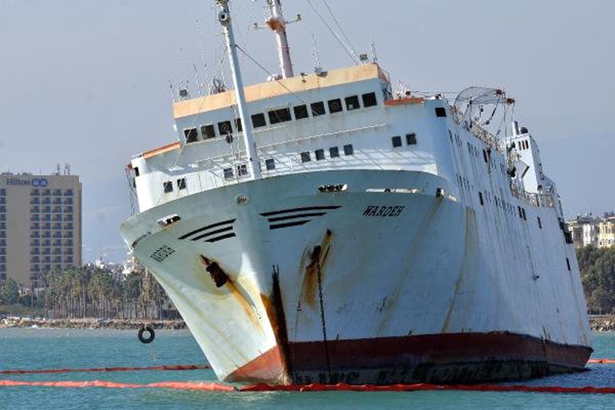 Mersin\'de Fırtına Nedeni ile Karaya Oturan Gemi Satıldı