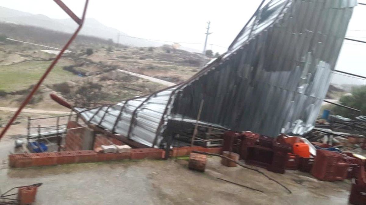 Mersin\'de Hortum, Ahırın Çatısını Uçurdu