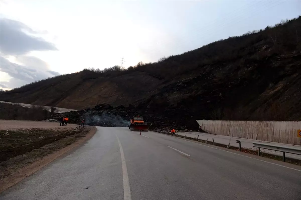 Niksar-Reşadiye Kara Yolu Heyelan Nedeniyle Ulaşıma Kapandı