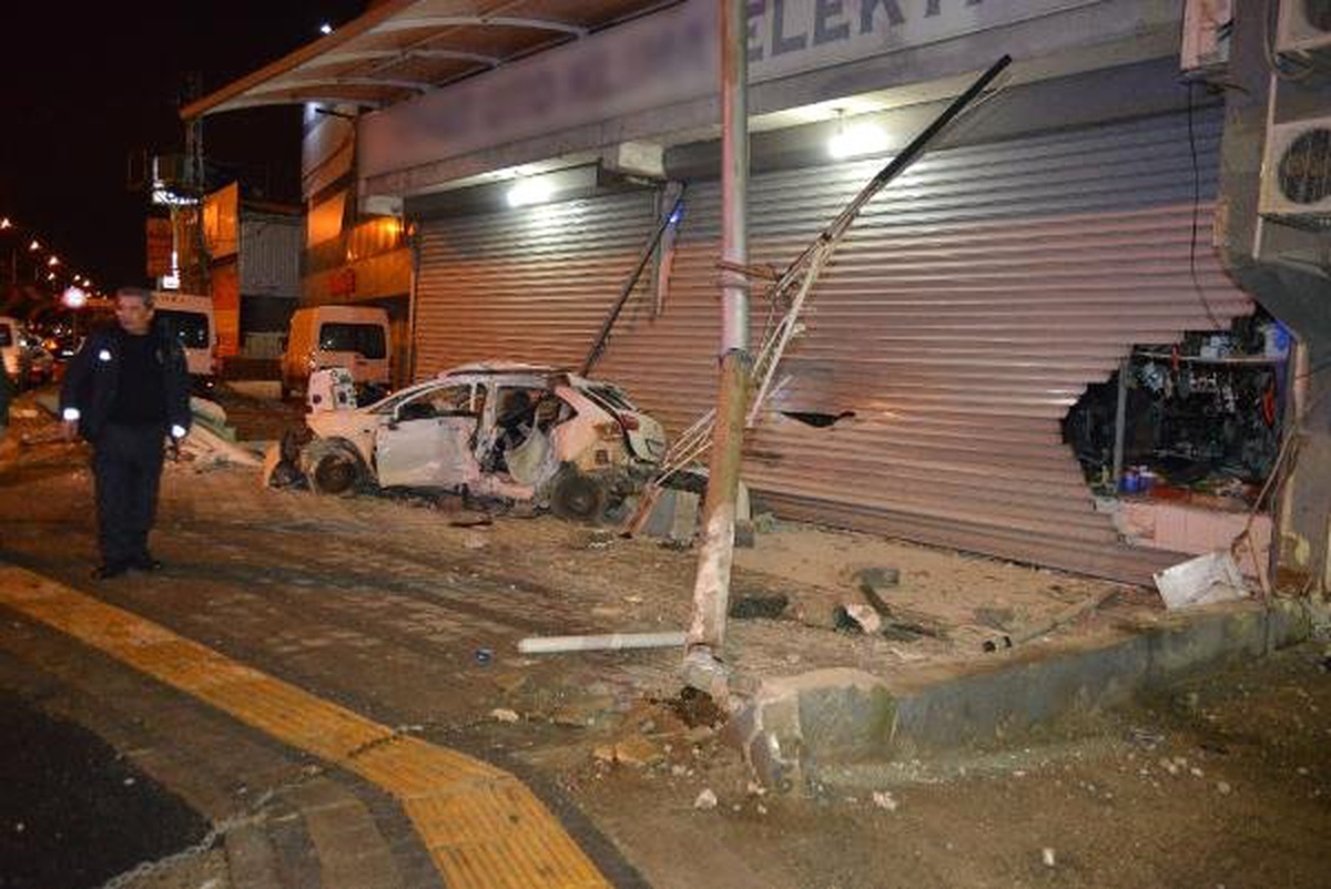 Otomobil, Bariyeri Yıkıp, İş Yerine Çarptı: 2 Yaralı