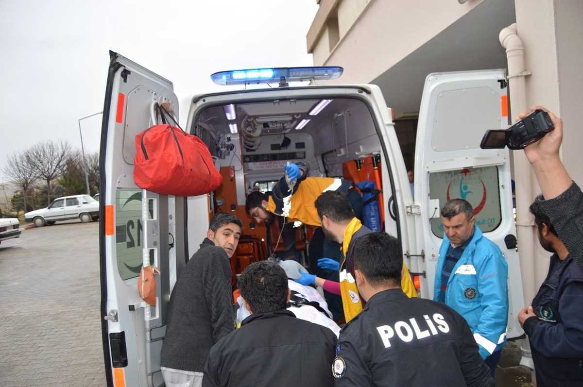Otomobil ile Hafif Ticari Araç Çarpıştı: 7 Yaralı