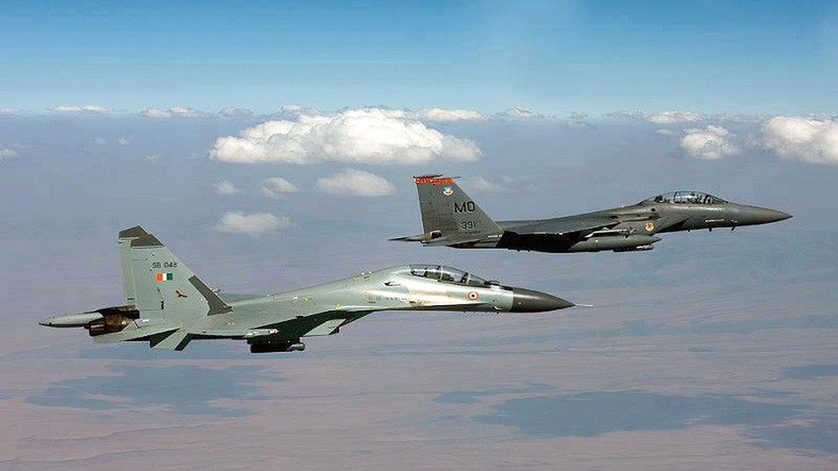 Rus Su-27 Uçağı ile NATO Uçağının Havadaki Yakınlaşmasının Görüntüleri Ortaya Çıktı