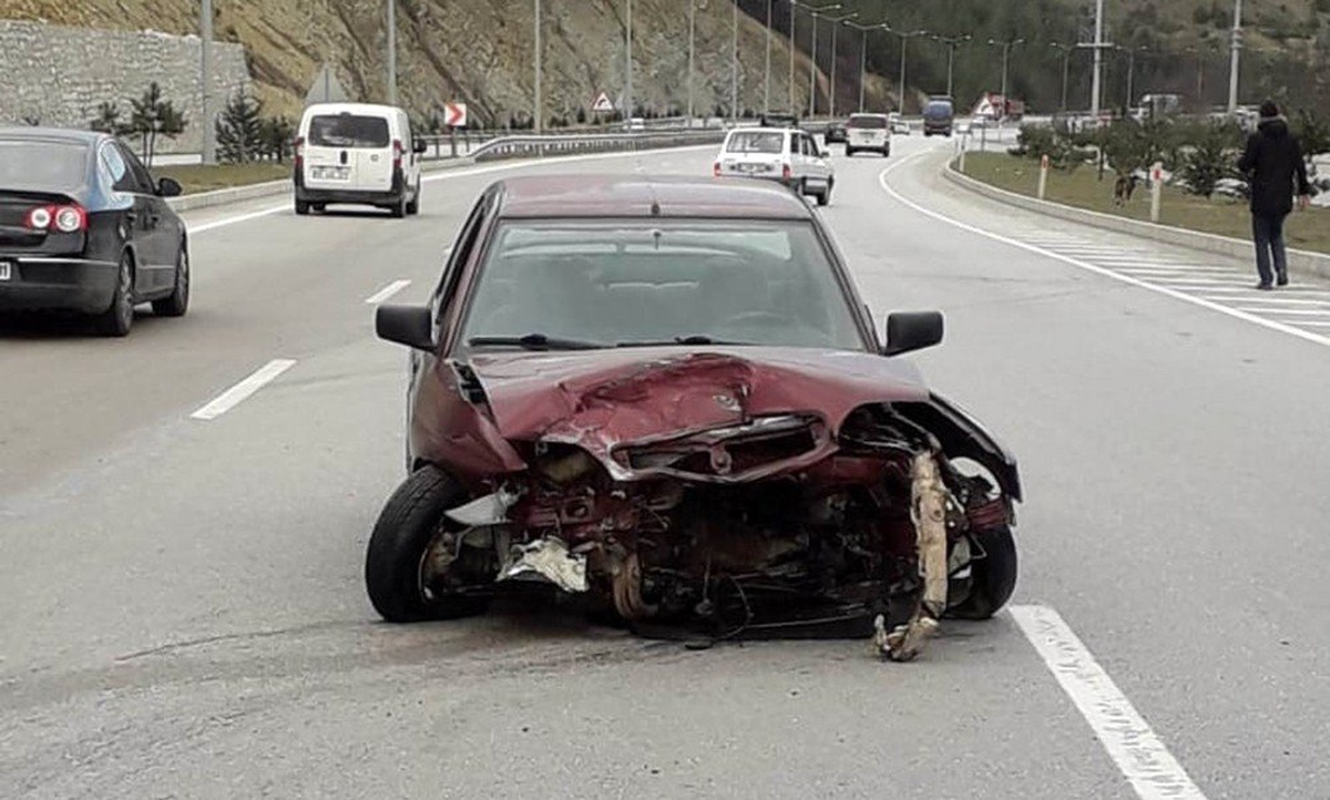 Samsun\'da Otomobil Aydınlatma Direğine Çarptı: 1 Yaralı