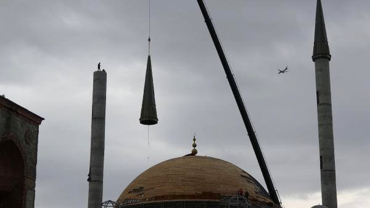 Taksim Camii\'nin Minarelerine Külahlar Yerleştirildi