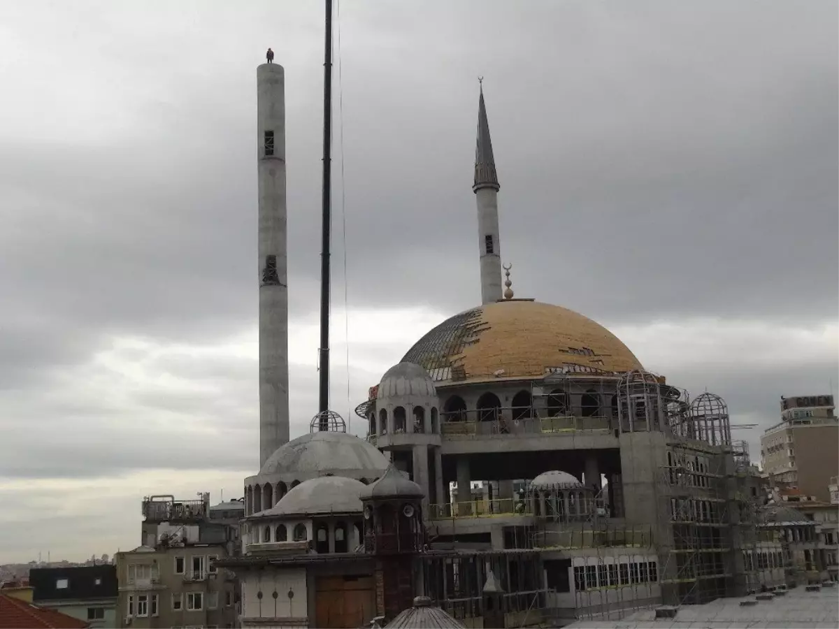 Taksim Camii\'nin Minarelerinin Külahları Yerleştirildi