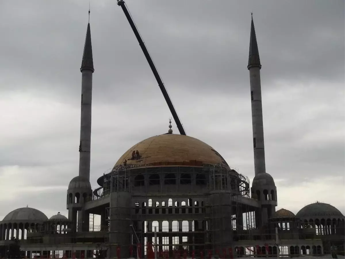 Taksim Camii\'nin Minarelerinin Külahları Yerleştirildi