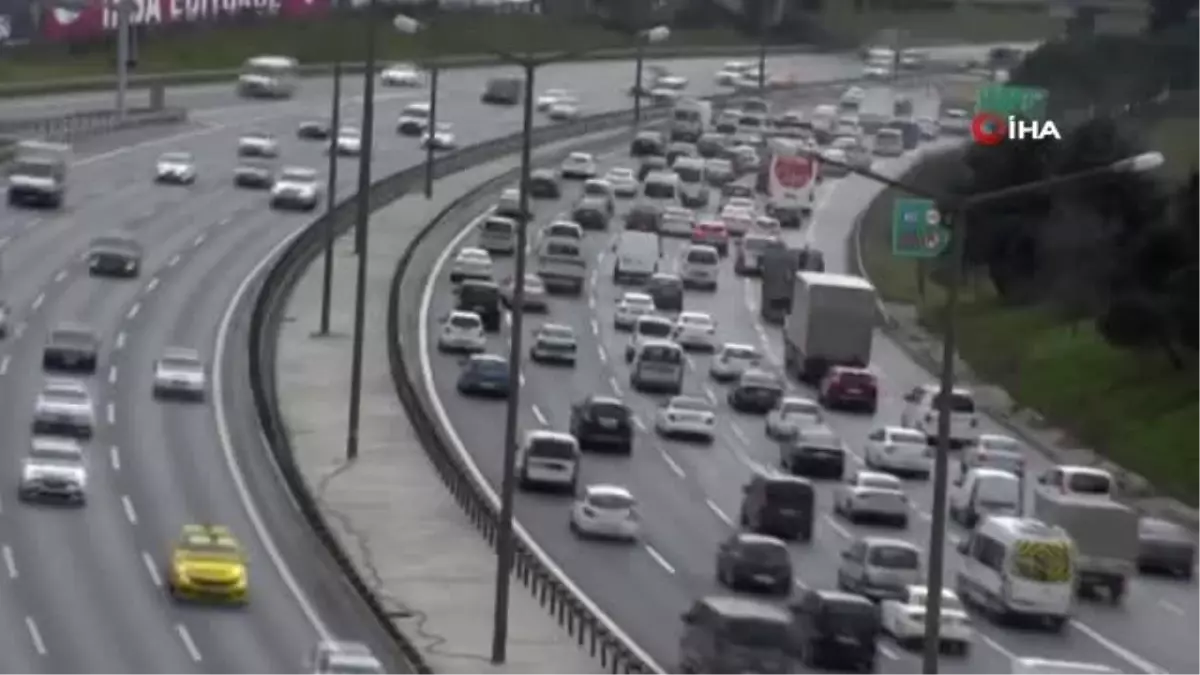 Tem Otoyolu Alibeyköy Sapağı\'nda Hafriyat Kamyonu Virajı Alamayarak Devrildi.