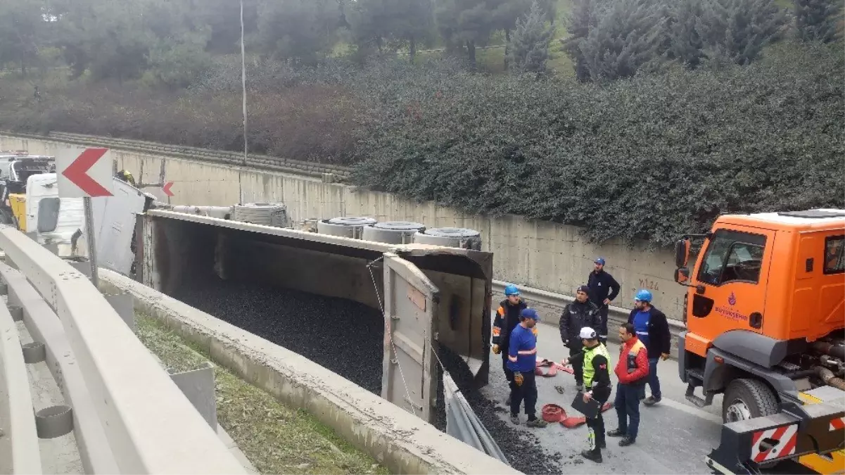 Tem Otoyolunda Tır Devrildi, Trafik Felç Oldu