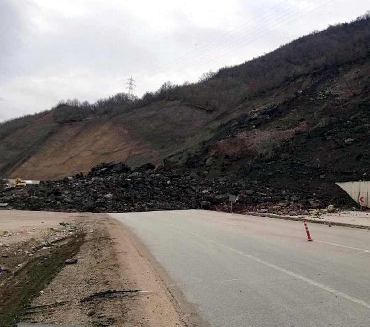Tokat\'ta Heyelan Nedeniyle Karayolu Kapandı (1)